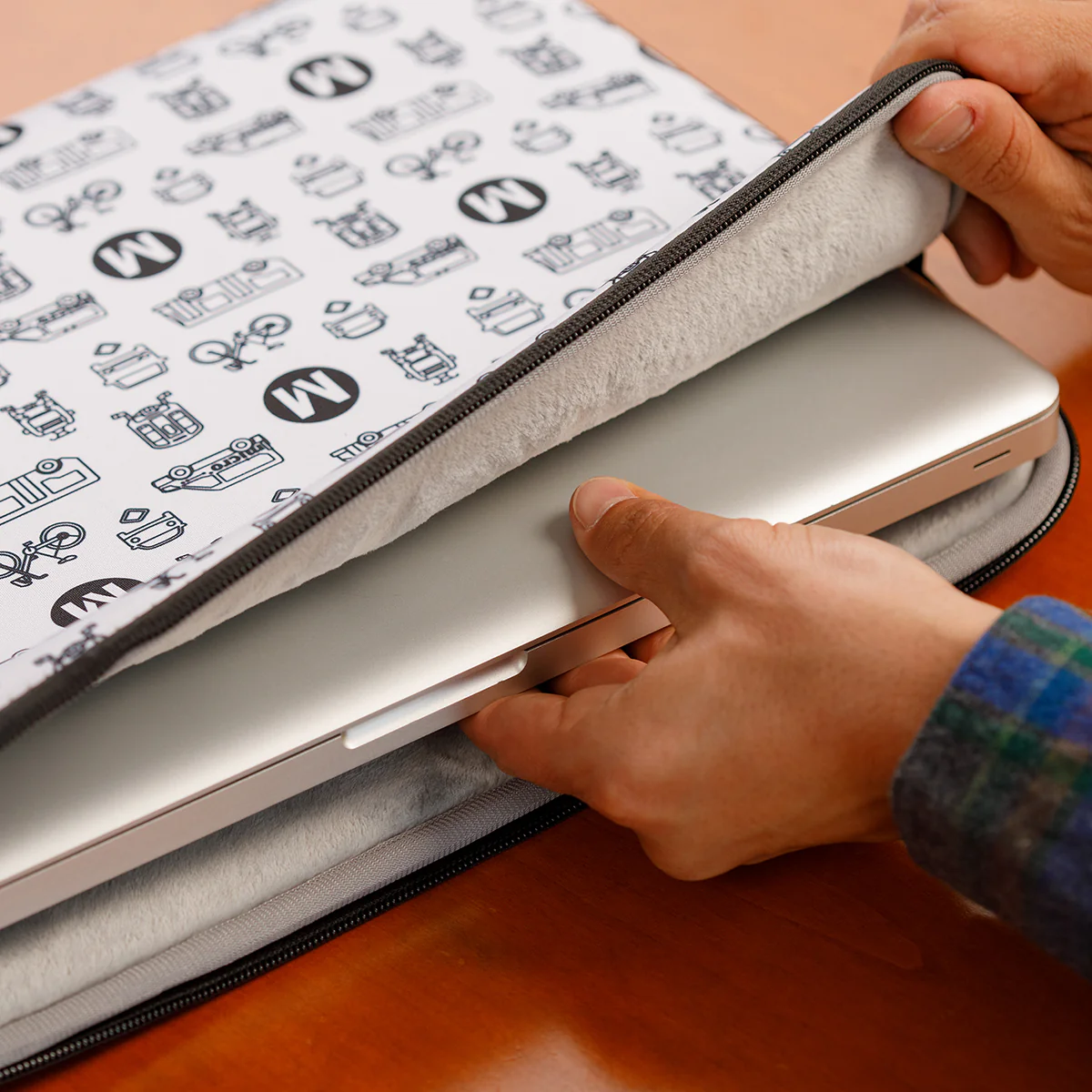 Metro Icon Laptop Sleeve - Image 4